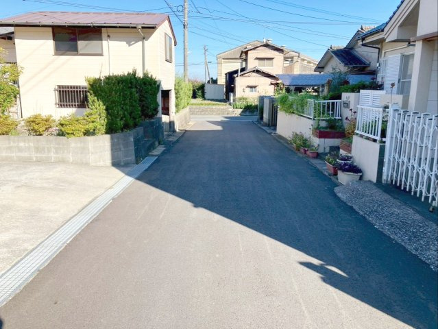 飯塚市大分　中古戸建の前面道路含む現地写真|角地に位置しており、日当たり、通風共に良好です！
