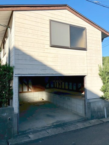 飯塚市大分　中古戸建の外観|駐車場としても、倉庫や作業場としても利用できる車庫があります！（※2Fは洋室）