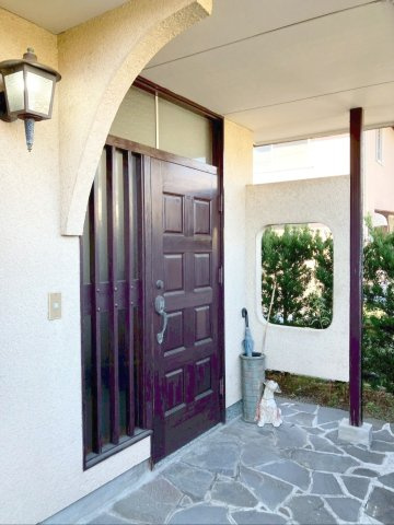 飯塚市大分　中古戸建の玄関|雨を防げる屋根付きの玄関ポーチです！