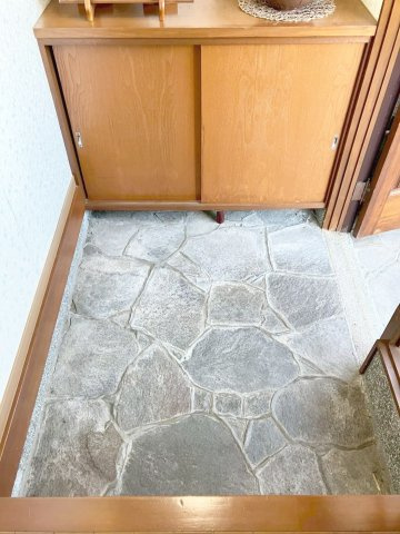 飯塚市大分　中古戸建の玄関|シューズボックス付きの玄関！家族の靴をスッキリ収納できますね！