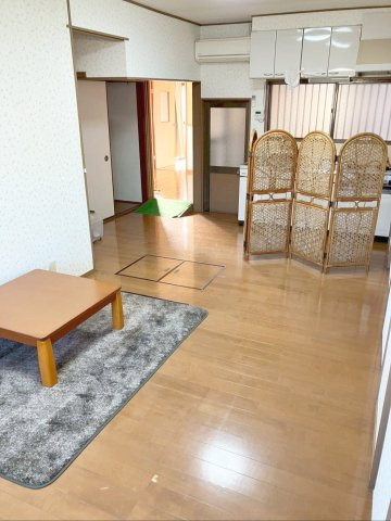 飯塚市大分　中古戸建の居間・リビング|約11.2帖のLDK！キッチン横には便利な勝手口があります！