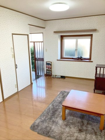 飯塚市大分　中古戸建の居間・リビング|玄関直結のリビング！帰宅した家族が必ずリビングを通るので、自然と家族のコミュニケーションが生まれますね！