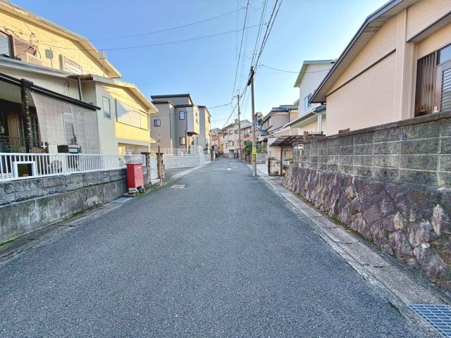 中古戸建　篠町森下宮ノ谷の前面道路含む現地写真
