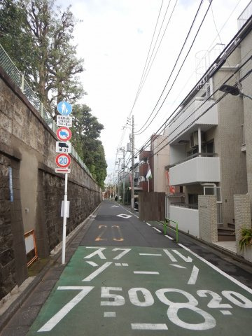 港区南麻布３丁目売地の前面道路含む現地写真