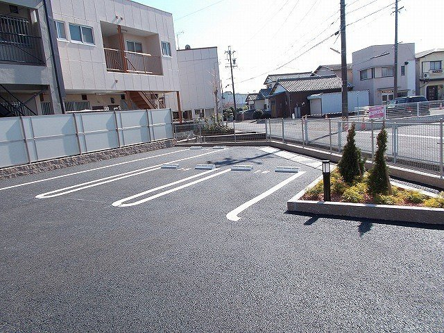 コンフォート北鶉の駐車場