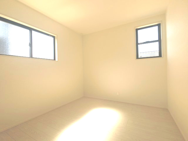 小城市牛津町乙柳2期　9号棟の洋室|洋室② 2面から差し込む光で部屋が明るい