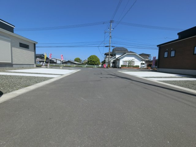 小城市牛津町乙柳2期　9号棟の前面道路含む現地写真
