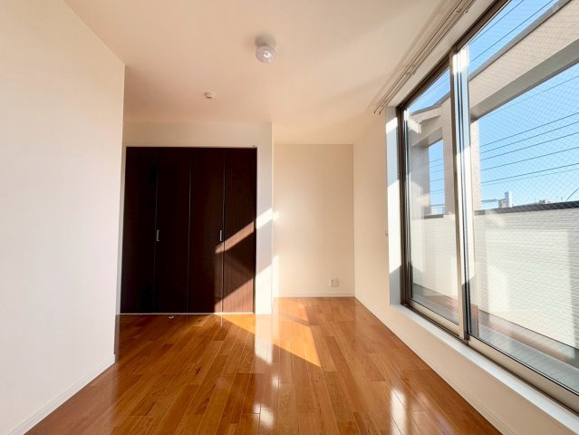 荒川区荒川8丁目　中古戸建の洋室|大きな窓からたっぷりと陽光が注がれる明るい居室。一日の疲れを癒し、時を忘れて過ごせる空間です！

現地ご見学希望・資料請求などお気軽にお問い合わせ下さい！
03-5990-5201