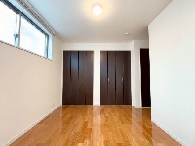 荒川区荒川8丁目　中古戸建の洋室|木目調で落ち着いた雰囲気の内装は、どんなインテリアにも合わせやすいデザイン。

現地ご見学希望・資料請求などお気軽にお問い合わせ下さい！
03-5990-5201