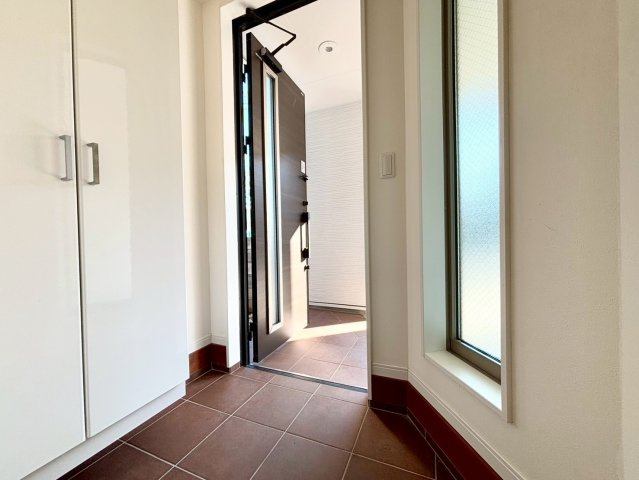 荒川区荒川8丁目　中古戸建の玄関|玄関横にはシューズボックスがついているため、片付いた玄関がキープできます！

現地ご見学希望・資料請求などお気軽にお問い合わせ下さい！
03-5990-5201