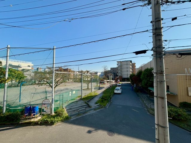 荒川区荒川8丁目　中古戸建の前面道路含む現地写真|陽当たり・通風・眺望良好！

現地ご見学希望・資料請求などお気軽にお問い合わせ下さい！
03-5990-5201