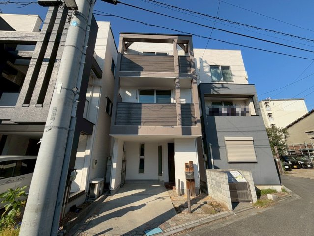 荒川区荒川8丁目　中古戸建の外観|建物の個性を主張する、シックな美しい外観。

現地ご見学希望・資料請求などお気軽にお問い合わせ下さい！
03-5990-5201