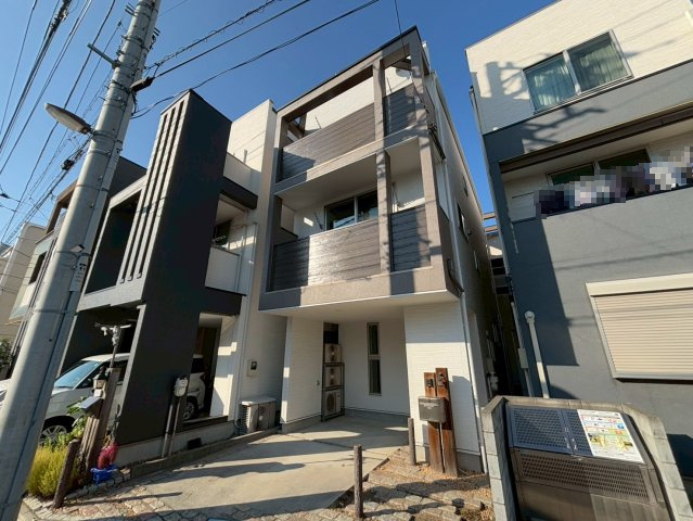 荒川区荒川8丁目　中古戸建の外観|カースペースもしっかり確保。車での移動が欠かせないファミリーにも嬉しいプランです。

現地ご見学希望・資料請求などお気軽にお問い合わせ下さい！
03-5990-5201