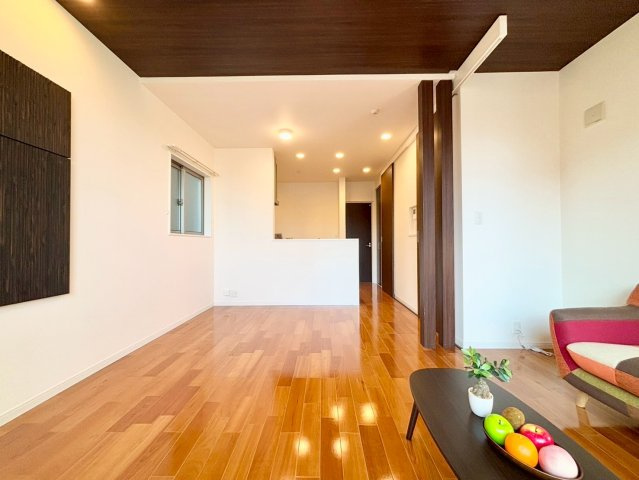 荒川区荒川8丁目　中古戸建の居間・リビング|15.3帖の広いリビングはご家族のだんらんはもちろん、お子様のリビング学習にもぴったり。

現地ご見学希望・資料請求などお気軽にお問い合わせ下さい！
03-5990-5201