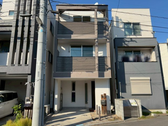 荒川区荒川8丁目　中古戸建の外観|重厚感に溢れた、気品ある邸宅です。

現地ご見学希望・資料請求などお気軽にお問い合わせ下さい！
03-5990-5201