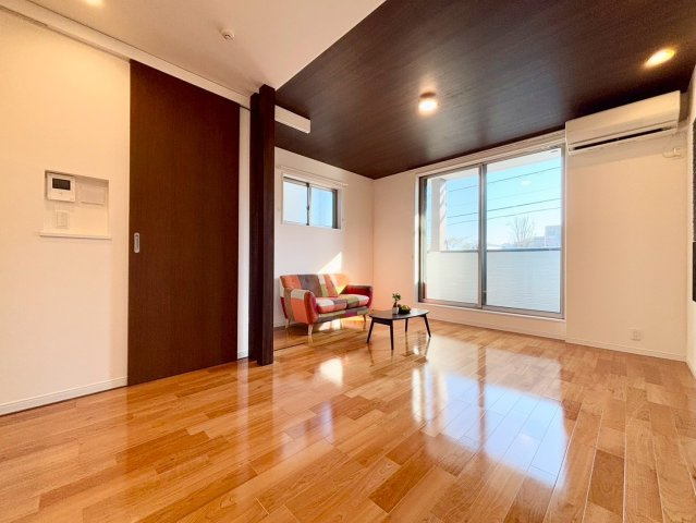 荒川区荒川8丁目　中古戸建の居間・リビング|2階リビングは外からの視線が気にならない、寛ぎのプライベート空間！

現地ご見学希望・資料請求などお気軽にお問い合わせ下さい！
03-5990-5201