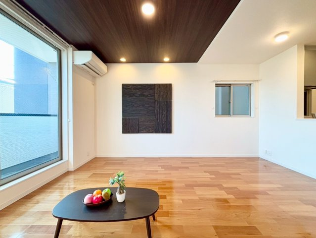 荒川区荒川8丁目　中古戸建の居間・リビング|南向きの窓から、お日様の光をたっぷり取りこめるリビングでゆったりと過ごせます。

現地ご見学希望・資料請求などお気軽にお問い合わせ下さい！
03-5990-5201