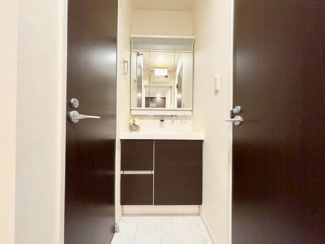 荒川区荒川8丁目　中古戸建の独立洗面台|ミラー裏には収納があるため、洗面化粧台もスッキリ！

現地ご見学希望・資料請求などお気軽にお問い合わせ下さい！
03-5990-5201