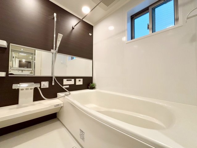 荒川区荒川8丁目　中古戸建の浴室|浴室乾燥機付きのため、雨の日の洗濯物干しやカビの予防にも役立ちます。

現地ご見学希望・資料請求などお気軽にお問い合わせ下さい！
03-5990-5201