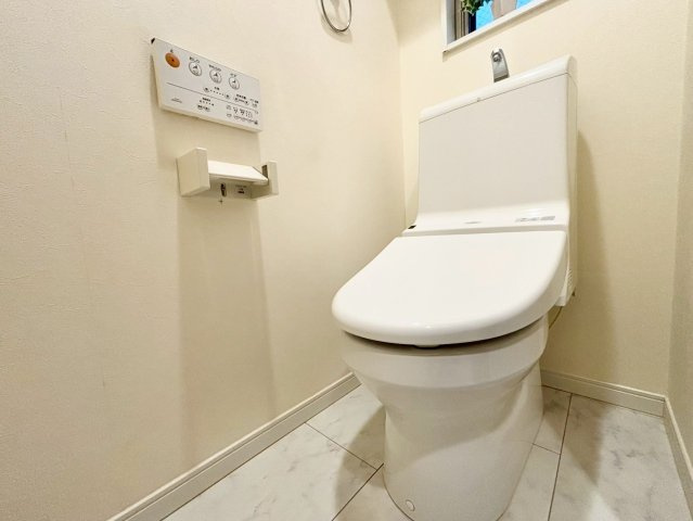 荒川区荒川8丁目　中古戸建のトイレ|明るく清潔感が溢れるトイレ。落ち着いた空間で安らぎのひとときをお過ごし頂けます。

現地ご見学希望・資料請求などお気軽にお問い合わせ下さい！
03-5990-5201