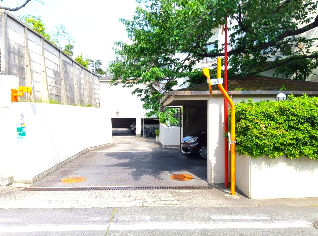 レフィナード夙川公園のその他|駐車場出入口