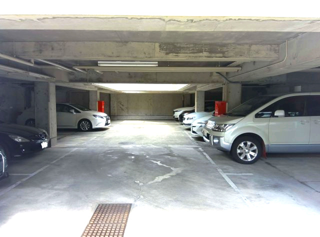 レフィナード夙川公園の駐車場|屋内地下駐車場権利付きです。区画ごとにＥⅤコンセントが設置されています（利用希望者は有料）。