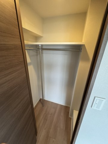 ラ・フォルム新鶴見ラウンドパークの収納|約5.0帖洋室のウォークインクローゼット