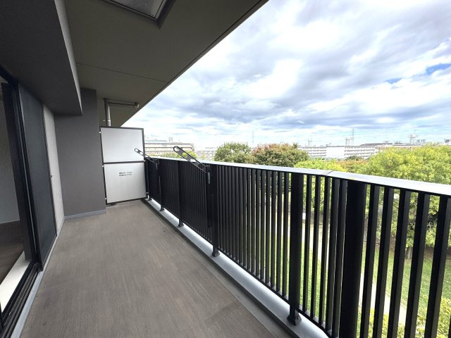 ラ・フォルム新鶴見ラウンドパークのバルコニー|東側バルコニー