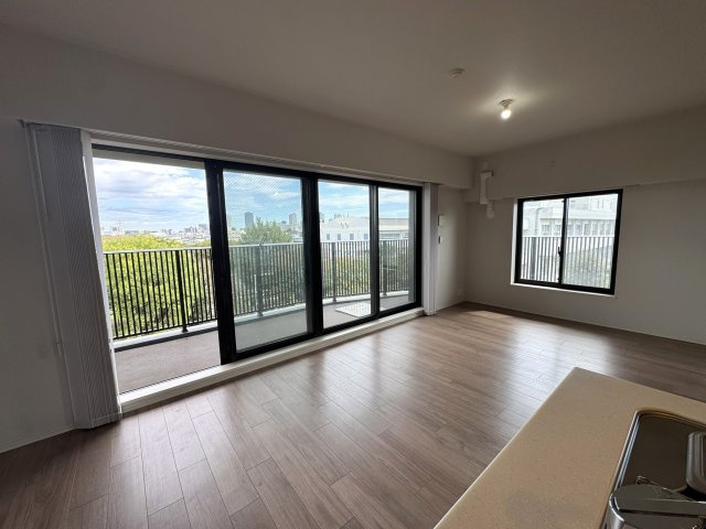 ラ・フォルム新鶴見ラウンドパークの居間・リビング|キッチンから見たリビングダイニング