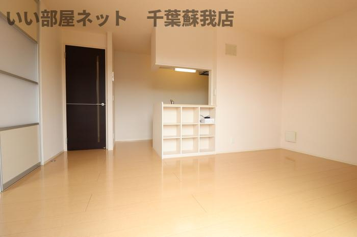 リヴェールの居間・リビング|駐車場があるので、車を買う予定の方も安心です