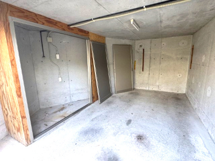 泉南市信達市場　中古事務所の駐車場|シャッターガレージ内部