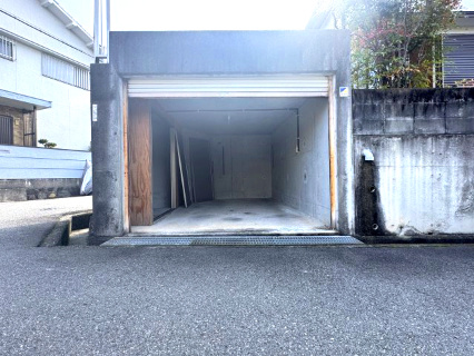 泉南市信達市場　中古事務所の駐車場|シャッターガレージ付き