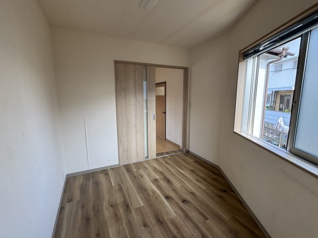 泉南市信達市場　中古事務所の洋室|増築部分