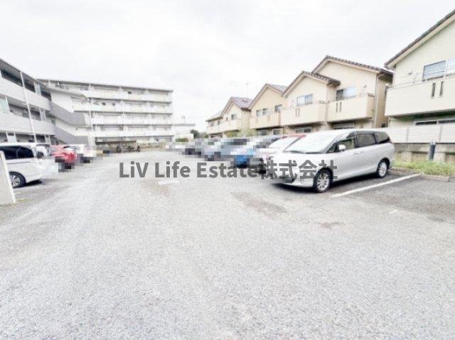 リヴェールの駐車場