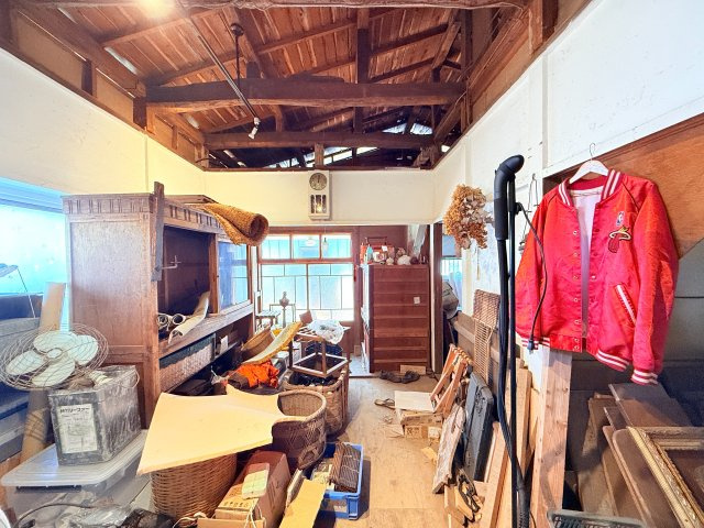 結城市大字結城店舗付き住宅の居間・リビング|こちらのリビングで趣味の時間をお楽しみください