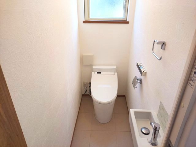 宝塚市山手台東5丁目一戸建のトイレ|2階トイレ　温水洗浄便座付き