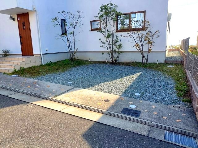 宝塚市山手台東5丁目一戸建の駐車場|並列2台駐車可能