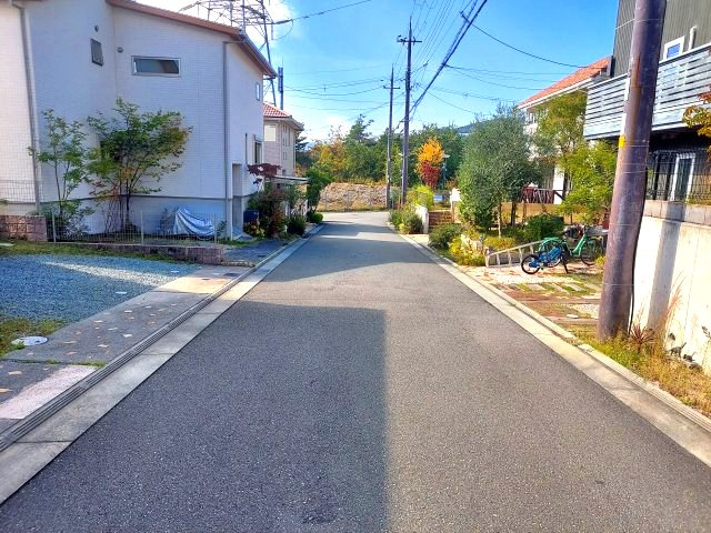 宝塚市山手台東5丁目一戸建の前面道路含む現地写真