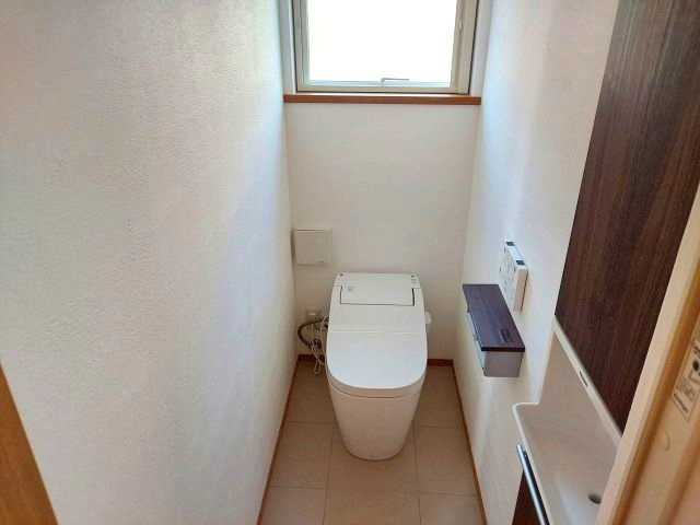 宝塚市山手台東5丁目一戸建のトイレ|1階トイレ　温水洗浄便座付き