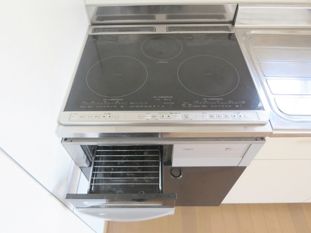 プレミールのキッチン|３口ＩＨコンロ・グリルビルトイン。