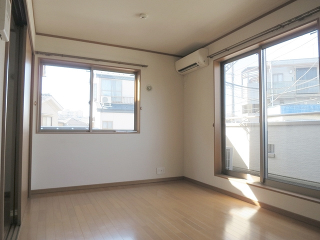 プレミールの居間・リビング|２面採光の居室です。