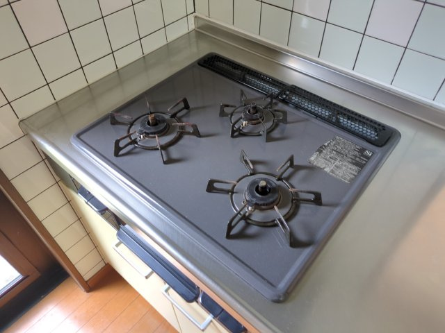 大網白里市上貝塚　中古戸建のキッチン|お料理しやすいキッチンです