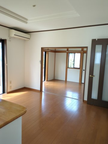 大網白里市上貝塚　中古戸建の居間・リビング|使いやすい居間です