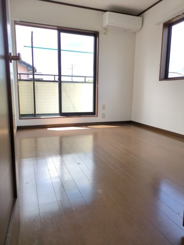 大網白里市上貝塚　中古戸建の洋室|明るい洋室です