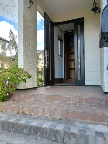 大網白里市上貝塚　中古戸建の玄関|明るい玄関です