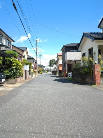 大網白里市上貝塚　中古戸建の前面道路含む現地写真