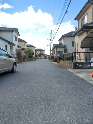 大網白里市上貝塚　中古戸建の前面道路含む現地写真