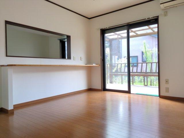 大網白里市上貝塚　中古戸建の居間・リビング|使いやすいリビングです