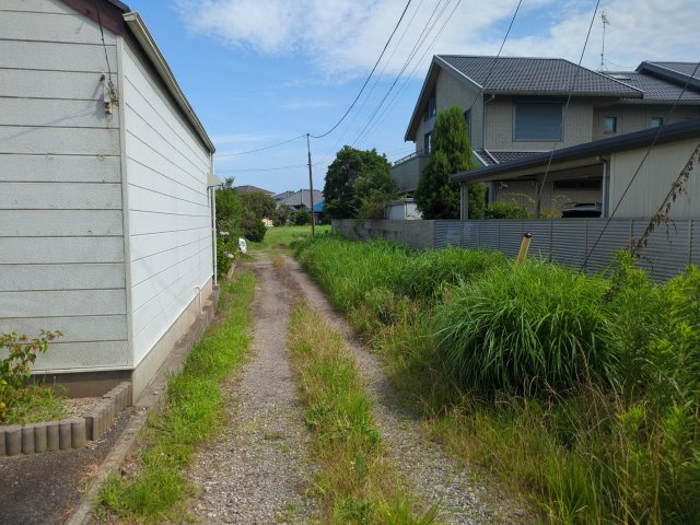 東金市菱沼　中古戸建の前面道路含む現地写真