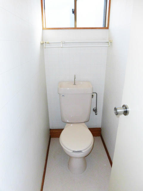 松戸市栗ヶ沢戸建のトイレ|落ち着いたトイレです